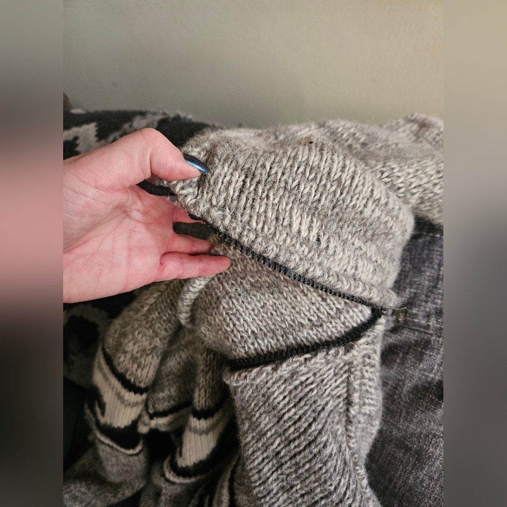 Cowichan 100% Wool Gray Hooded Sweater with Wave. 21 Ptp. Vintage - Picture 5 of 8